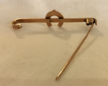 Load image into Gallery viewer, Stock pin, 9 kt gold, w horse shoe