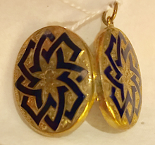 Load image into Gallery viewer, Locket, 9 kt gold with cobalt blue enamel inlay