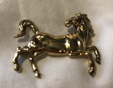 Load image into Gallery viewer, Brooch, horse frolicking, 9 kt gold, hallmarked