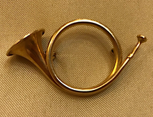 Load image into Gallery viewer, Brooch, French hunting horn, 1920’s-1930’s, 14 kt gold