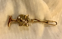 Load image into Gallery viewer, Stock pin-Brooch, 12 kt, pearl sweet peas in a pod, horseshoe & hunting whip, antique