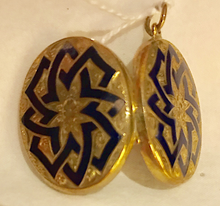 Load image into Gallery viewer, Locket, 9 kt gold with cobalt blue enamel inlay
