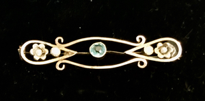 Brooch, antique bar, Edwardian, with acquamarine stone & pearls, 9 kt rose gold, Dressage