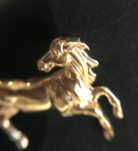 Brooch, horse frolicking, 9 kt gold, hallmarked
