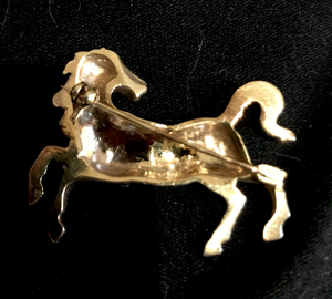 Brooch, horse frolicking, 9 kt gold, hallmarked