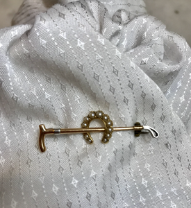 Stock pin, 15 kt yellow & white gold, pearl horse shoe on whip