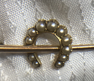 Stock pin, 15 kt yellow & white gold, pearl horse shoe on whip