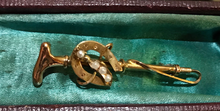 Load image into Gallery viewer, Stock pin-Brooch, 12 kt, pearl sweet peas in a pod, horseshoe &amp; hunting whip, antique

