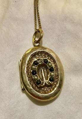 Necklace, locket w horse shoe, 9 kt gold, garnets & pearls