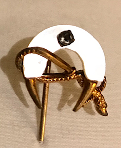 Stickpin, 9 kt gold, mother of pearl shoe, whip & horse leg