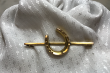 Load image into Gallery viewer, Stock pin, antique with horseshoe on bar, 9 kt gold
